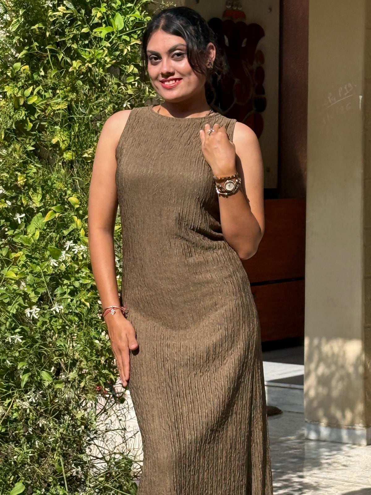 Women’s Sleeveless Textured Bodycon Midi Dress with Round Neck - Brown