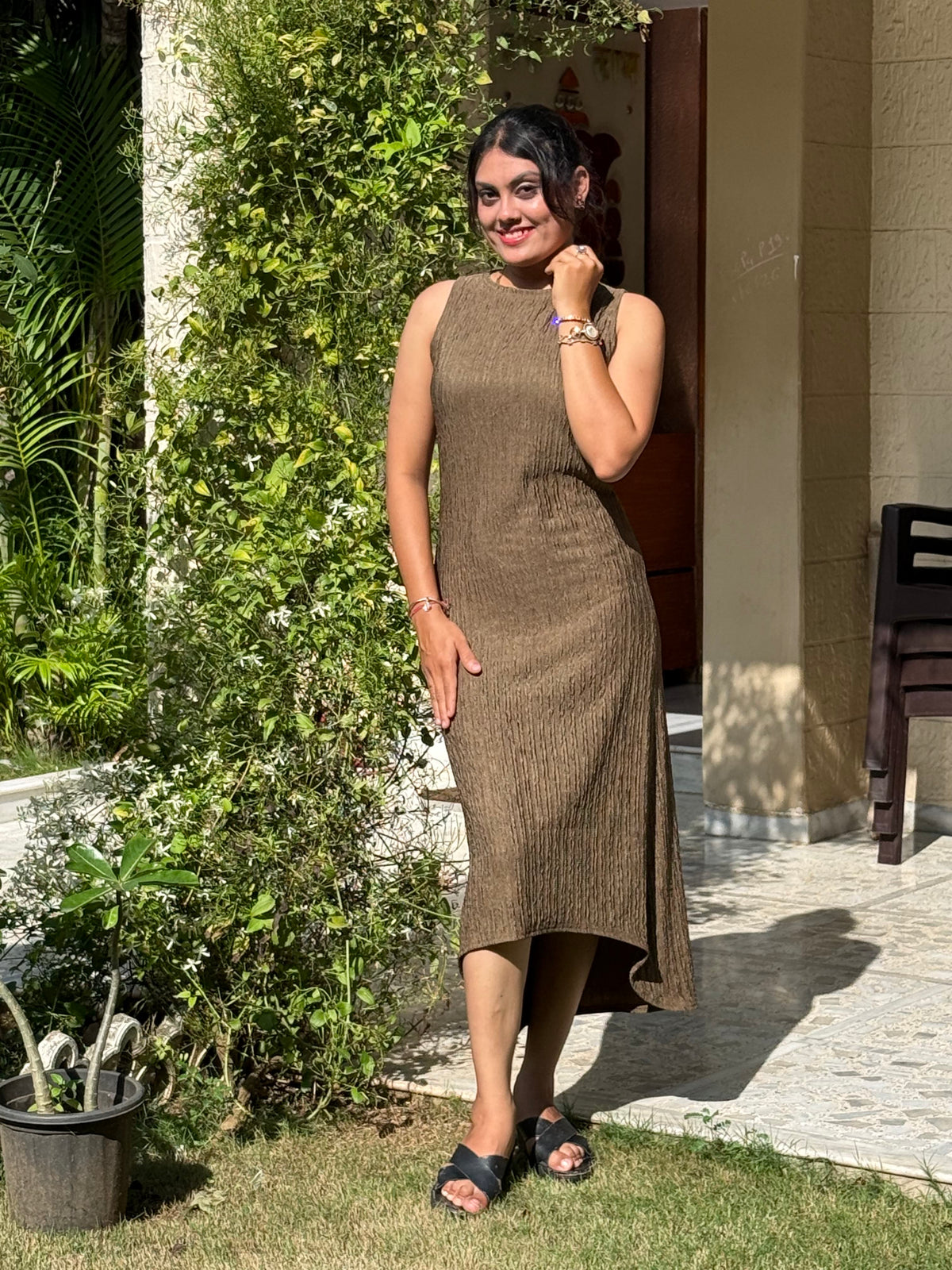 Women’s Sleeveless Textured Bodycon Midi Dress with Round Neck - Brown