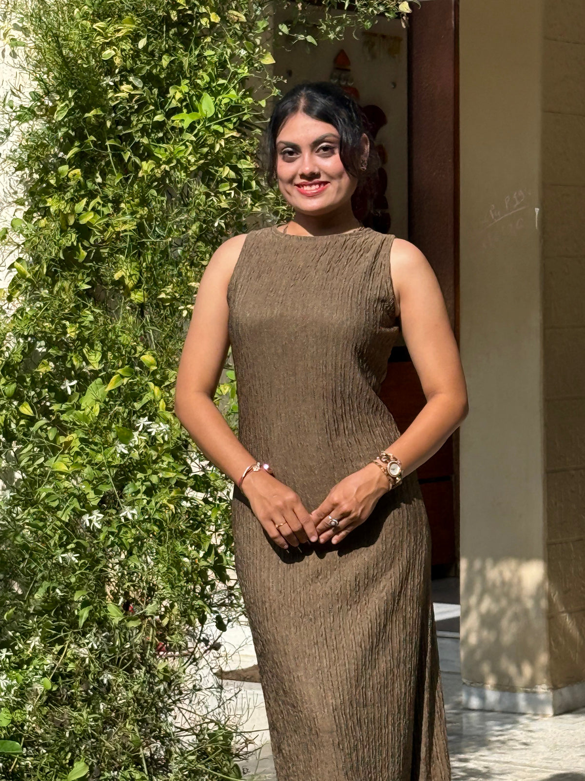 Women’s Sleeveless Textured Bodycon Midi Dress with Round Neck - Brown