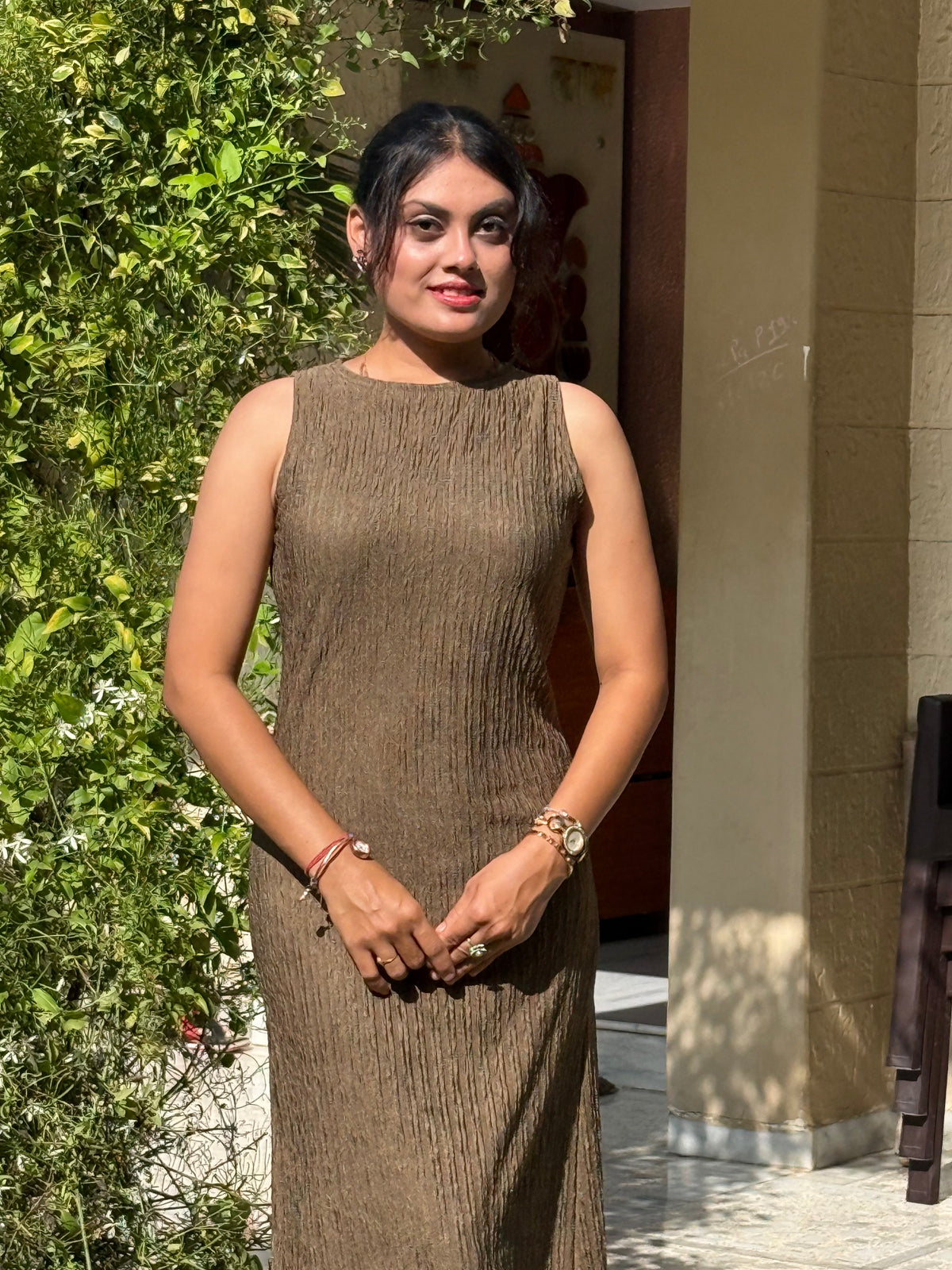 Women’s Sleeveless Textured Bodycon Midi Dress with Round Neck - Brown