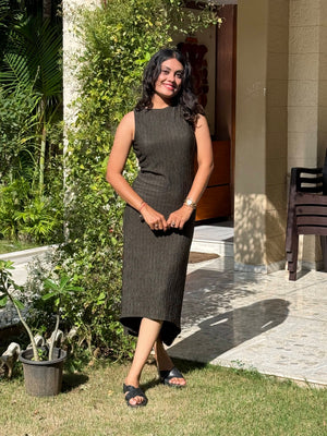 Women’s Sleeveless Textured Bodycon Midi Dress with Round Neck - Black