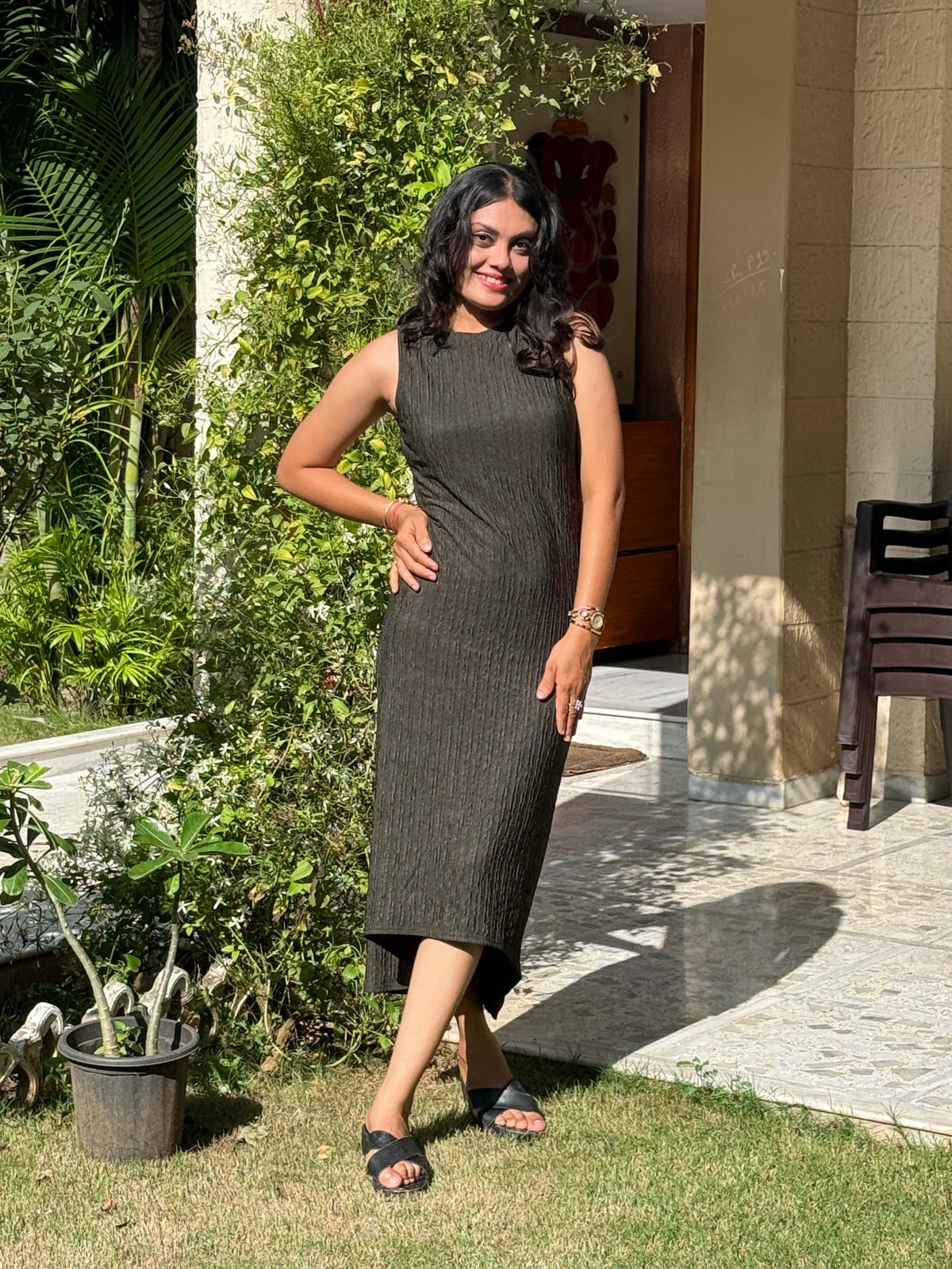 Women’s Sleeveless Textured Bodycon Midi Dress with Round Neck - Black