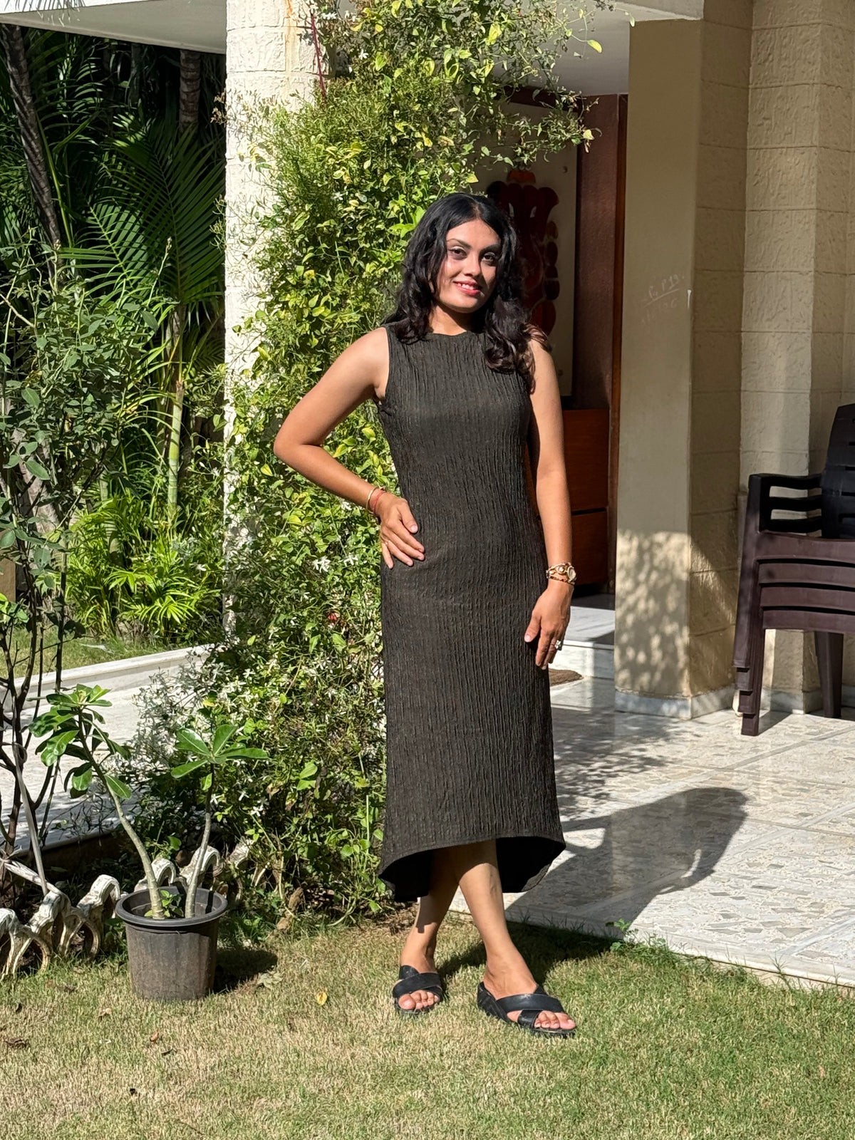 Women’s Sleeveless Textured Bodycon Midi Dress with Round Neck - Black